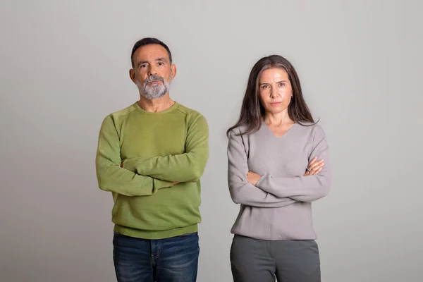 Triest Streng Ontevreden Ernstig Zelfverzekerde Blanke Oudere Paar Met Gekruiste — Stockfoto