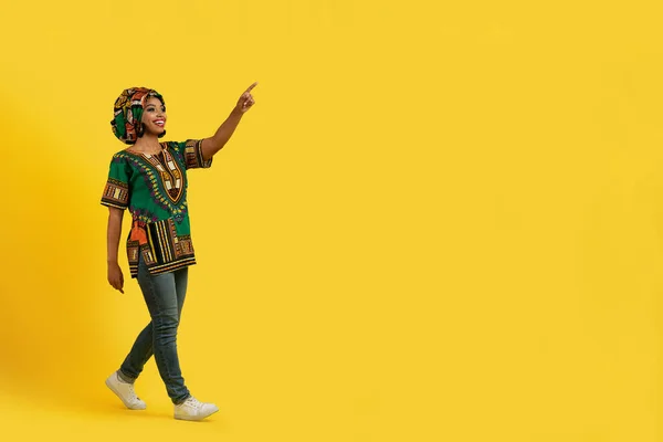 Renkli Geleneksel Kıyafetleriyle Gülümseyen Afrikalı Güzel Bir Bayan Fotokopi Alanını — Stok fotoğraf