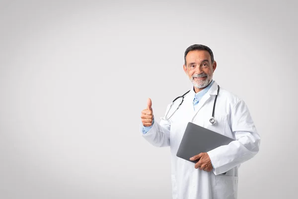 Smiling Confident European Senior Man Doctor White Coat Stethoscope Laptop — Stock Photo, Image