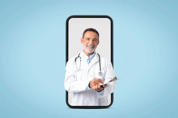 Szczęśliwy Pewny Siebie Europejski Stary Lekarz Białym Płaszczu Stetoskopem Robi — Zdjęcie stockowe
