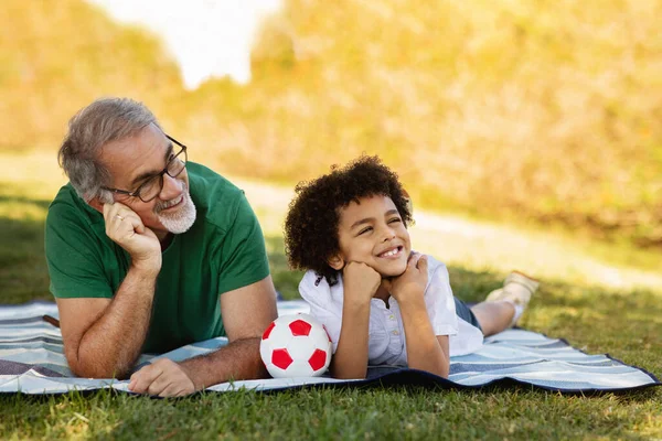 Gülümseyen Küçük Zenci Çocuk Yaşlı Beyaz Adam Futbol Topuyla Ekoseye — Stok fotoğraf
