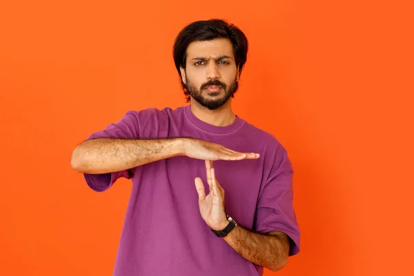 Σοβαρή Κουρασμένος Ινδός Άνθρωπος Δείχνει Timeout Σύμβολο Χέρια Κάνοντας Σημάδι — Φωτογραφία Αρχείου