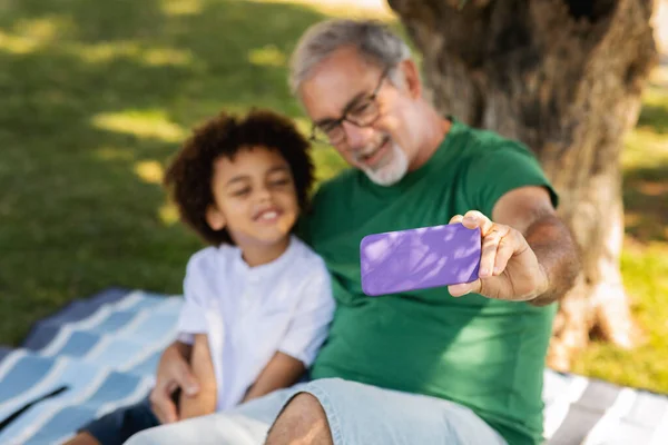 Alegre Pouco Menino Raça Mista Velho Avô Caucasiano Tirar Selfie — Fotografia de Stock