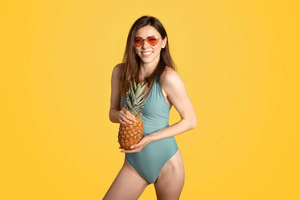 Mujer Caucásica Feliz Traje Baño Gafas Sol Colores Posando Con — Foto de Stock