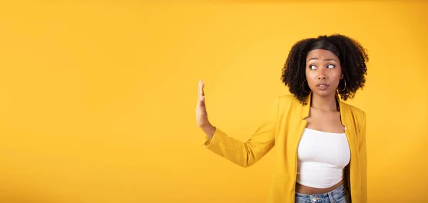 严肃的非洲裔美国女士用手做着停下来的手势 把空旷的空间与黄色背景隔离开来 全景尽收眼底 个人空间标志和说没有概念 — 图库照片
