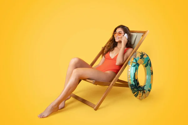 Pozitivní Tisíciletá Evropanka Plavkách Sluneční Brýle Nafukovacím Kroužkem Sedí Lehátku — Stock fotografie