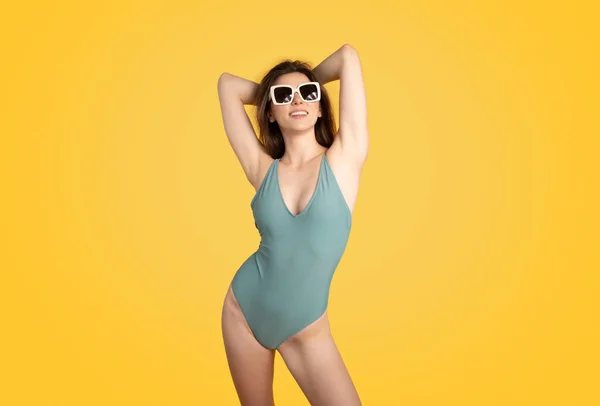 Vacaciones Playa Vacaciones Verano Feliz Dama Delgada Traje Baño Gafas —  Fotos de Stock