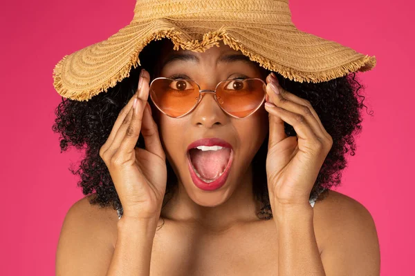 Sorrindo Chocado Bonito Jovem Afro Americano Encaracolado Mulher Óculos Sol — Fotografia de Stock