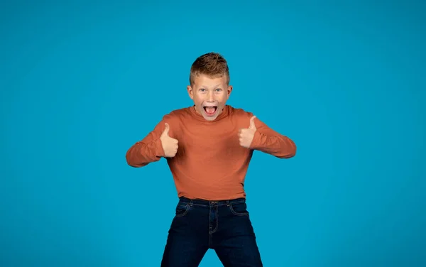 Rolig Preteen Boy Visar Tummen Upp Vid Kameran Med Två — Stockfoto