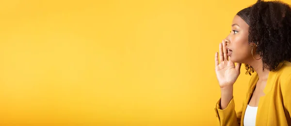 Чорна Леді Шепоче Таємницю Притискаючи Руку Лиця Ізольовано Жовтому Тлі — стокове фото