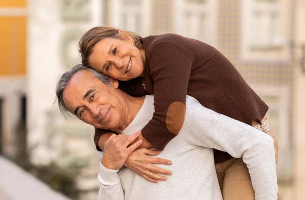 Obejmując Ageless Love Szczęśliwa Para Seniorów Dzieląca Ciepły Uścisk Zewnątrz — Zdjęcie stockowe