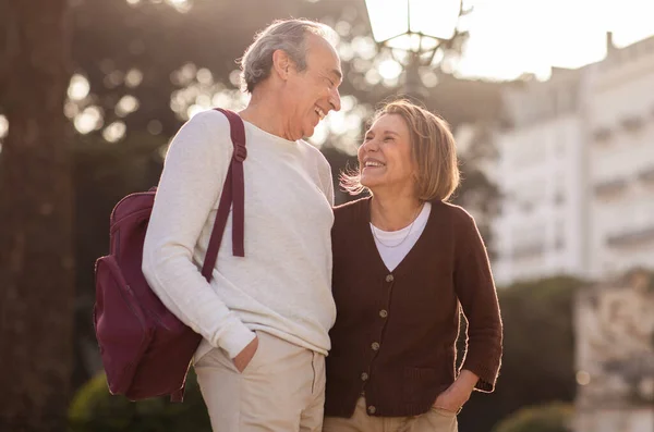 Golden Travel Happy Elderly Tourists Spouses Posing Backpack Embracing Smiling — Stock Photo, Image