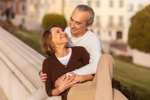 Dożywotnia Miłość Szczęśliwa Para Seniorów Przytulająca Się Zewnątrz Pozująca Ramionach — Zdjęcie stockowe