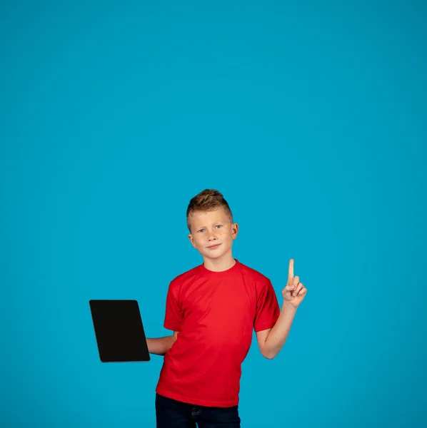 Uśmiechnięty Mężczyzna Dziecko Holding Blank Tablet Cyfrowy Wskazując Palec Górę — Zdjęcie stockowe
