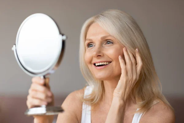Портрет Красивой Пожилой Женщины Смотрящей Зеркало Улыбающейся Наслаждающейся Гладкой Светящейся — стоковое фото