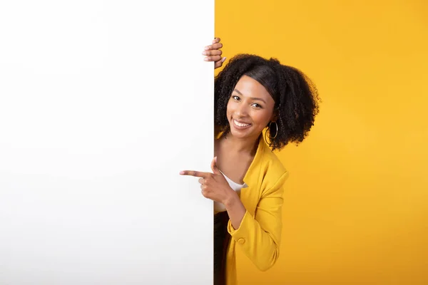超棒的弹药兴奋的黑人女士指着空白的白板 在黄色的背景上呈现着一些东西 为你的设计调音 广告概念 — 图库照片