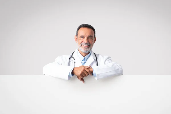Sorrindo Confiante Europeu Médico Homem Sênior Com Boca Aberta Casaco — Fotografia de Stock