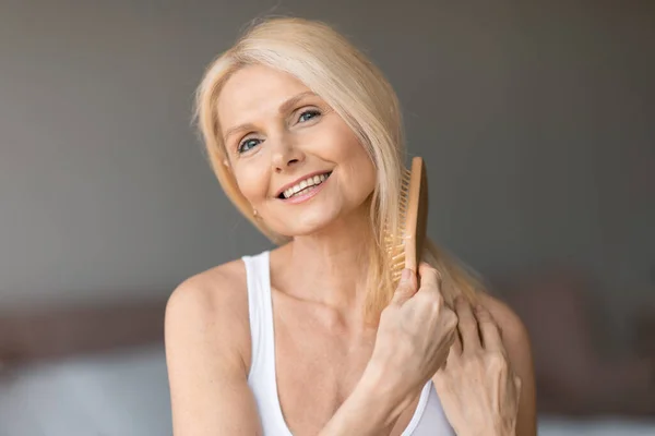 Ευτυχισμένη Ηλικιωμένη Ευρωπαία Γυναίκα Χτενίζει Μαλλιά Της Χτένα Απολαμβάνοντας Νέες — Φωτογραφία Αρχείου
