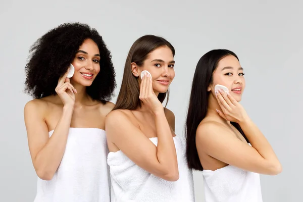 Concepto Cuidado Facial Joven Tres Diversas Damas Toallas Baño Con — Foto de Stock