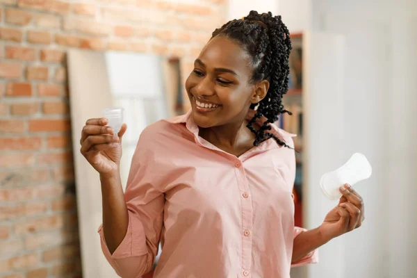 Die Entdeckung Persönlicher Vorlieben Glückliche Junge Schwarze Frau Hält Menstruationstasse — Stockfoto