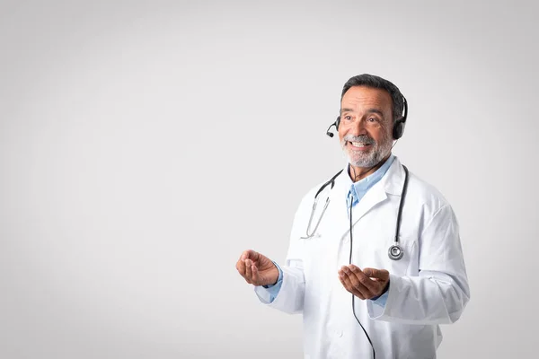 Uśmiechnięty Europejski Starszy Lekarz Białym Płaszczu Stetoskopem Słuchawkami Szarym Tle — Zdjęcie stockowe