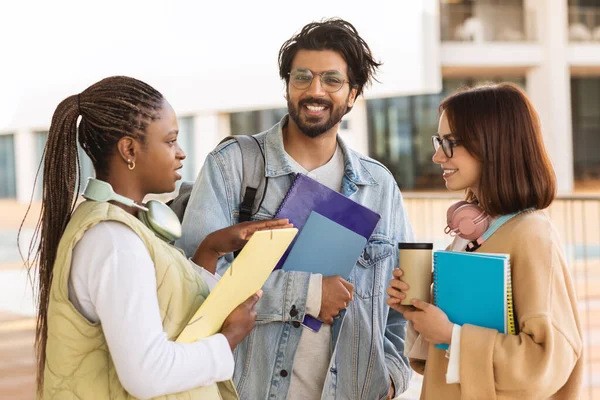 Alegre Árabe Negro Europeo Estudiantes Conversación Informal Listo Para Lección — Foto de Stock