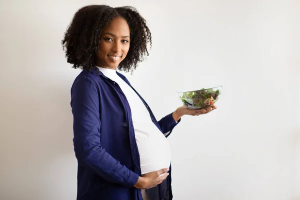 Šťastný Tisíciletý Africký Americký Těhotná Dáma Velkým Břichem Držet Salát — Stock fotografie