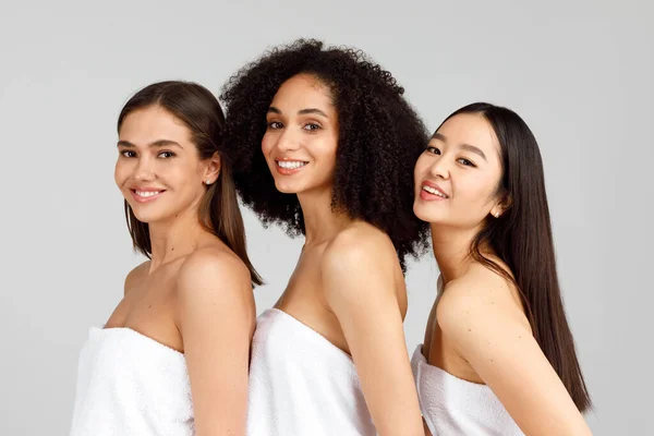 Lichaam Huidverzorging Concept Happy Drie Multi Etnische Sensuele Dames Badhanddoeken — Stockfoto