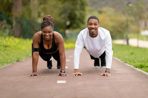 Veselý Mladý Africký Americký Pár Dělá Push Cvičení Parku Venku — Stock fotografie