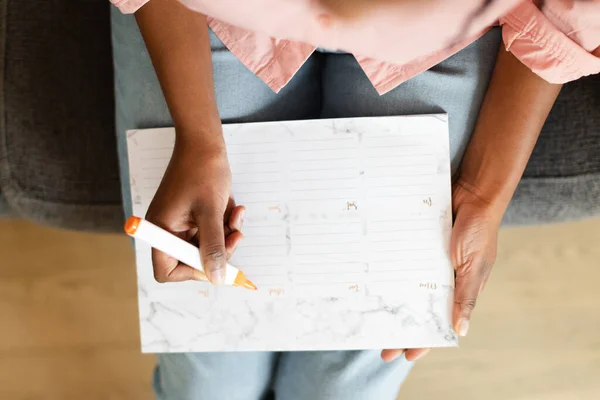 Planejador Agenda Agenda Lembretes Mulher Negra Escrevendo Compromissos Diários Notas — Fotografia de Stock