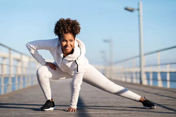 Treinamento Ativo Jovem Motivada Atleta Feminina Negra Alongando Músculos Perna — Fotografia de Stock