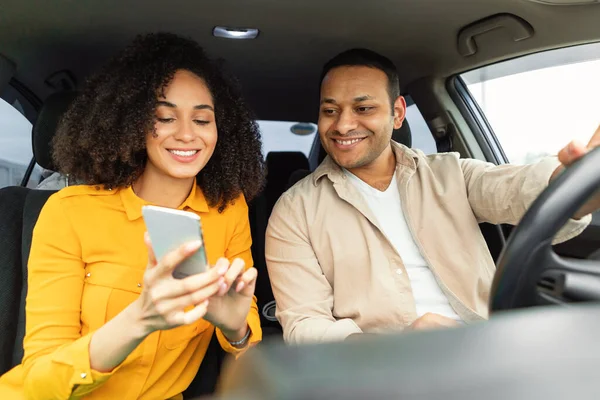 Fröhliche Ehepartner Aus Dem Nahen Osten Auto Fahren Mit Handy — Stockfoto