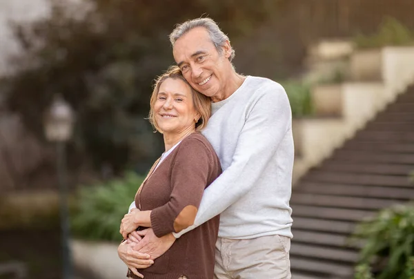 Nekonečná Láska Happy Senior Couple Sharing Heartwarming Objetí Úsměvem Kameru — Stock fotografie