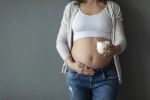 Hamilelik Besinleri Genç Hamile Kadın Elinde Bir Bardak Süt Tanınmayan — Stok fotoğraf