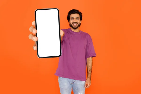 Веселый Красивый Бородатый Молодой Индиец Огромным Смартфоном Белым Чистым Экраном — стоковое фото