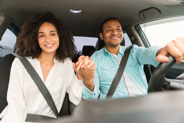 Aproveite Viagem Carro Casal Feliz Família Negra Sentado Automóvel Desfrutando — Fotografia de Stock
