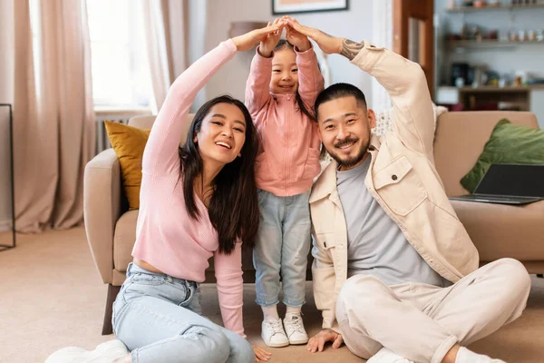 Νέο Σπίτι Ευτυχισμένη Οικογένεια Των Ηνωμένων Ασιατών Μικρό Παιδί Γιορτάζει — Φωτογραφία Αρχείου
