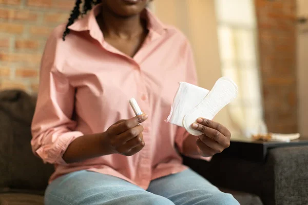 Periodo Femenino Higiene Íntima Joven Mujer Negra Sosteniendo Tampón Almohadillas — Foto de Stock