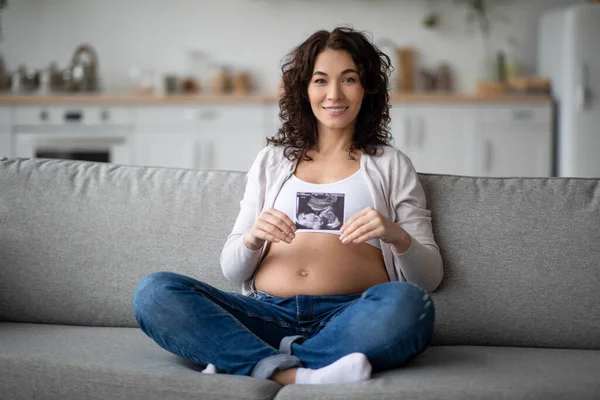 Beautiful Young Pregnant Woman Baby Sonography Hands Posing Couch Home — 스톡 사진