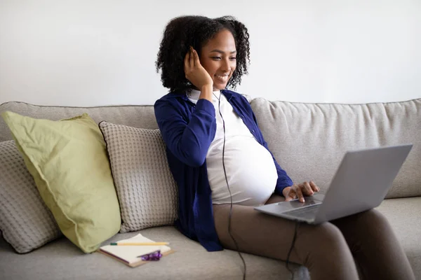 Happy Millennial Afrikaanse Amerikaanse Zwangere Dame Met Grote Buik Met — Stockfoto