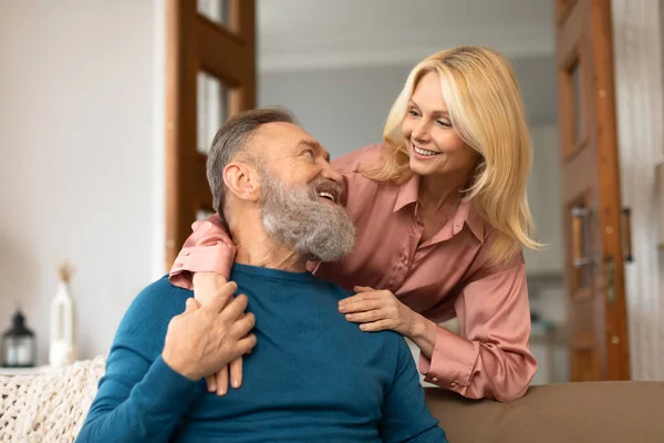 永恒的爱快乐的欧洲配偶拥抱表达快乐和长久的爱坐在沙发上在家里 妻子拥抱她深爱的丈夫分享快乐的退休生活时刻 — 图库照片