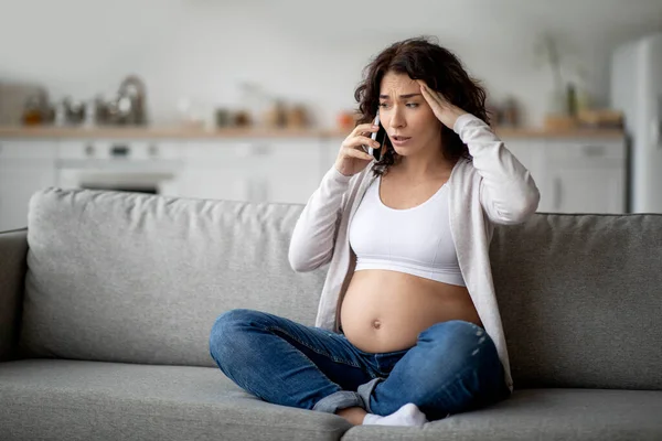 Mujer Embarazada Estresada Hablando Teléfono Celular Mientras Está Sentada Sofá — Foto de Stock