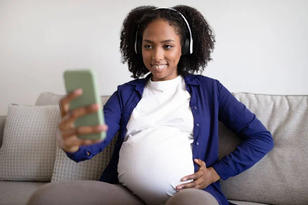 Happy Millennial African American Pregnant Lady Big Belly Headphones Looks — Stock Photo, Image