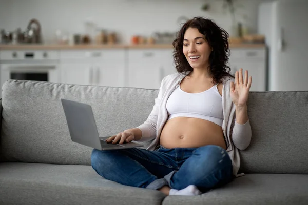 Kommunikation Online Leende Gravid Kvinna Med Bärbar Dator Gör Videosamtal — Stockfoto