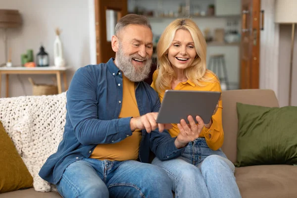 Tech Savvy Senioren Joyful Volwassen Paar Met Behulp Van Digitale — Stockfoto