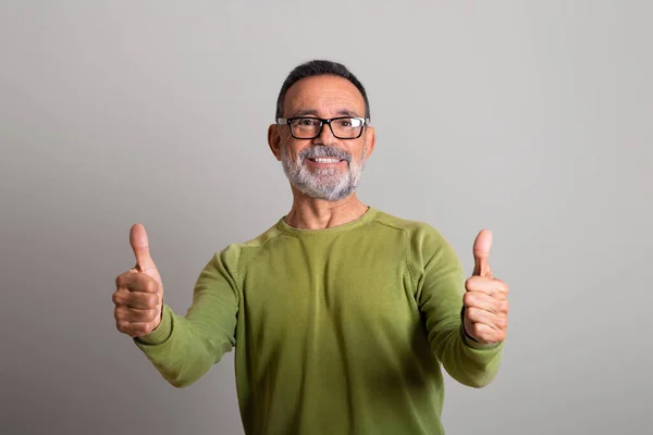 Glad Caucasian Senior Man Glasses Shows Thumbs Recommends Advice Offer — Stock Photo, Image