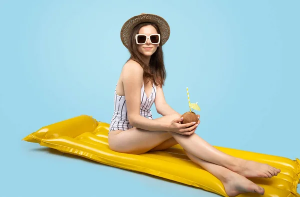 Mujer Relajada Traje Baño Gafas Sol Sombrero Paja Sentada Colchón —  Fotos de Stock