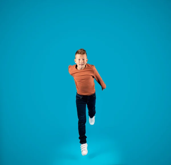Preteen Boy Saltando Aire Mirando Cámara Movimiento Disparo Alegre Caucásico —  Fotos de Stock