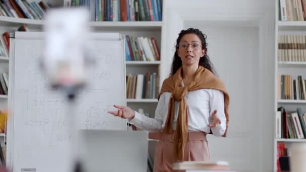 Inovativní Učební Prostory Mladá Profesionální Učitelka Brýlích Vysvětlující Téma Tabuli — Stock video