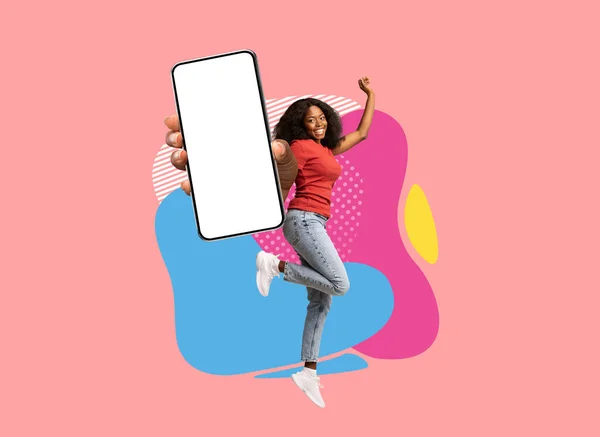 Heyecanlı Siyah Kadın Elinde Büyük Boş Akıllı Telefonla Elinde Renkli — Stok fotoğraf